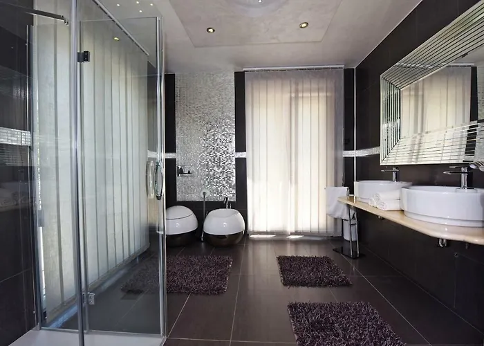 瓦莱里奥别墅 别墅 *